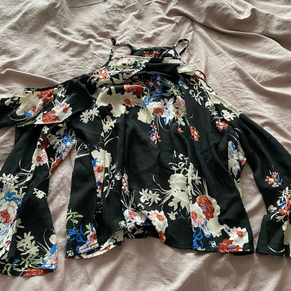 Flowery top with off the shoulder sleeves
